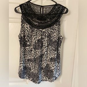 White House Black Market NWT  black and ecru sleeveless blouse. Size medium.